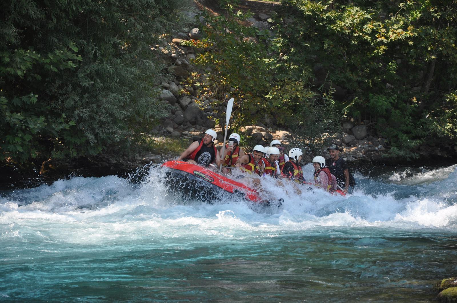 Köprülü Kanyon rafting deneyimi - Profesyonel rehberler eşliğinde güvenli rafting aktivitesi 2