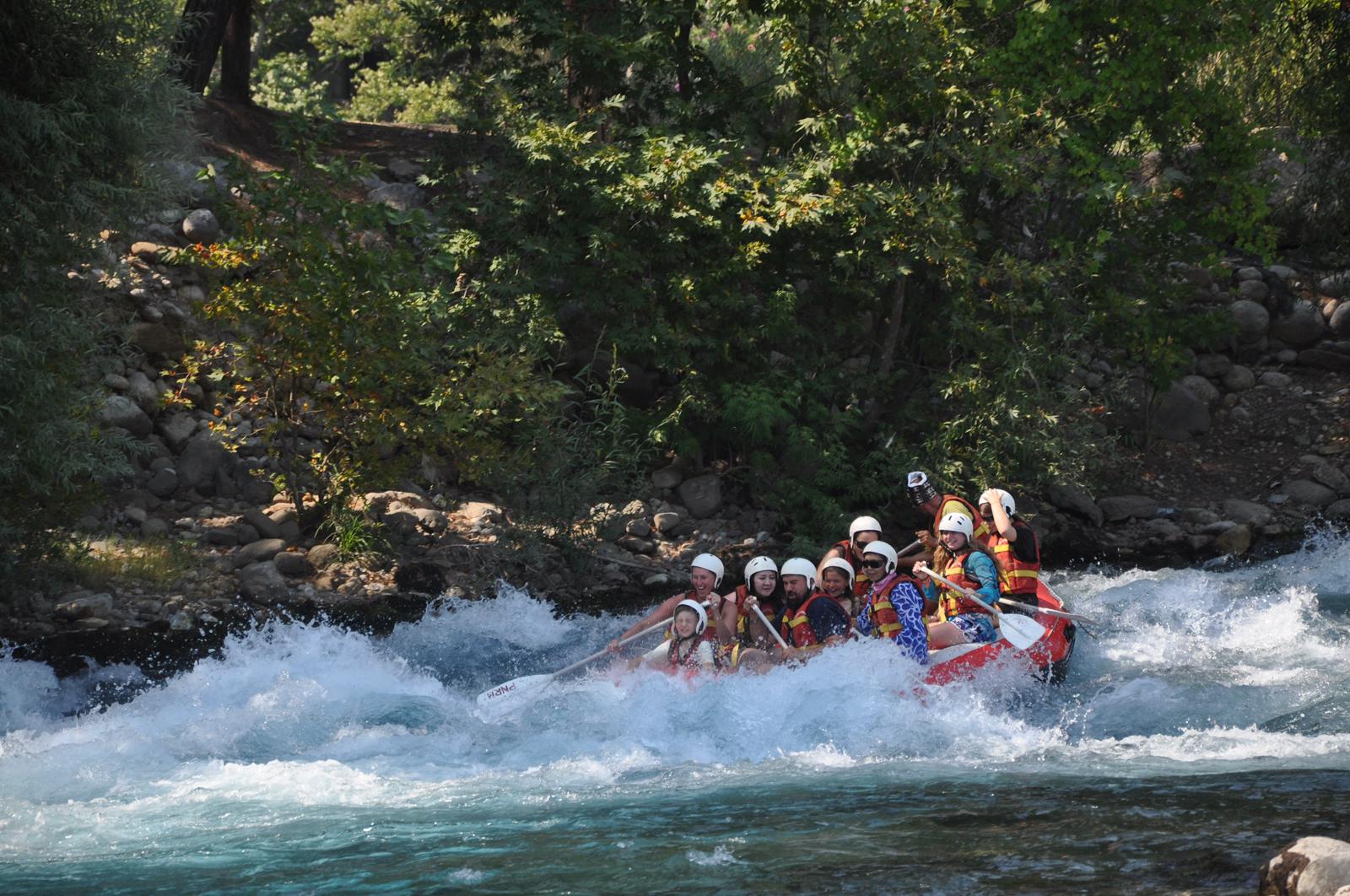 Köprülü Kanyon rafting deneyimi - Profesyonel rehberler eşliğinde güvenli rafting aktivitesi 3