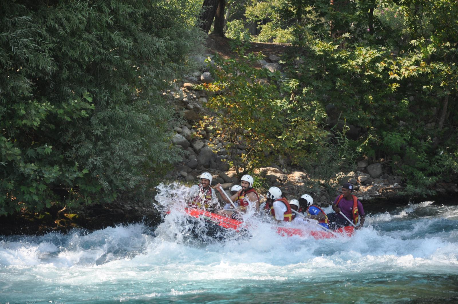 Köprülü Kanyon rafting deneyimi - Profesyonel rehberler eşliğinde güvenli rafting aktivitesi 4